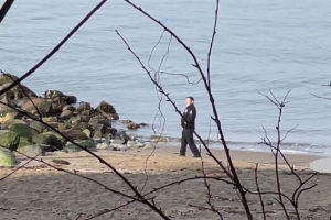 В Ванкувере полицейские фотографировались на фоне погибшего