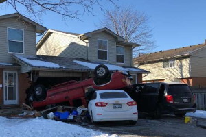 Грузовик уничтожил гараж и две машины