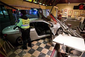 Машина протаранила ресторан