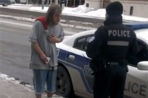 Полицейский угрожал нищему при -30