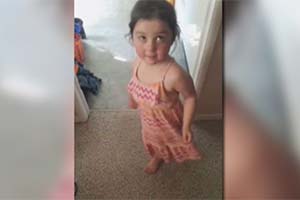 3-х летняя девочка в непристойном платье