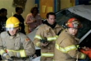 Минивен врезался в школу, 11 детей в госпитале