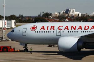 Из Боинг-777 посыпались обломки