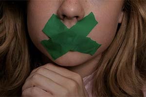 Детям заклеивали рты лентой