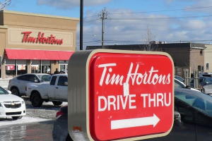 Фредерикон запрещает Tim Hortons Drive Thru