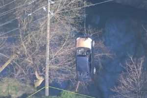 Свисающая с моста машина в Торонто