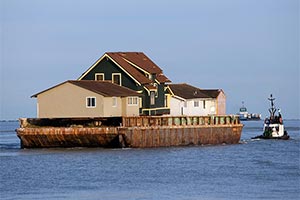 В Ванкувере дом перевезли по морю