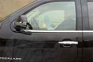 Мер Торонто читает за рулем