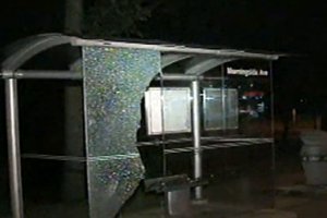 Вандалы разбили стекла на остановках ТТС