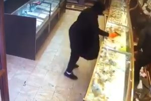 Грабители машиной взломали магазин драгоценностей