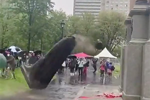 В Монреале протестующие уничтожили статую John A. Macdonald