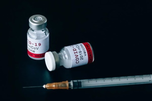 Канада меняет определение полностью вакцинированных канадцев