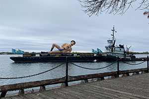 Вдоль набережной Торонто проплыл гигантский Борат