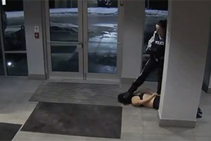 Сотрудник полиции тащила арестованного по полу и наступила на голову