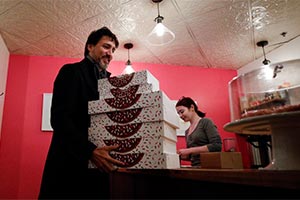 Может Трюдо купить дорогие пончики? 