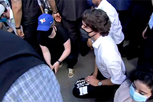Justin Trudeau встал на колено в поддержку Black Life Matters