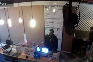 Джокер украл банку с чаевыми