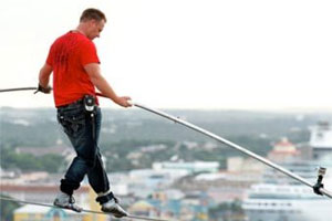 Канатоходец пересечет границу над водопадом