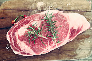 Три заболевания COVID-19 в цеху упаковки мяса в Альберте