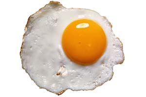 Голый мужчина готовил яйца в чужом доме