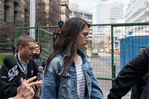 Девушка с крана любит приключения