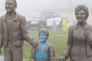 Скульптура Гретцки облита краской