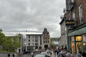 Лидер Bloc Québécois осуждает расистскую оскорбительную монархию