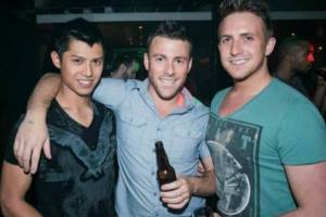 Семья из трех мужчин заводит ребенка