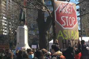 Марш против ненависти к людям азиатской внешности
