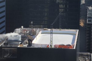 Хоккейный каток на крыше в Канаде