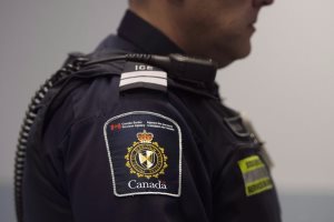 Пограничники с дубинкам создают ощущение беженцев-криминалов