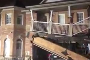 Автобус TTC врезался в два дома в Scarborough