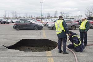 Машины в Монреале уходят под асфальт