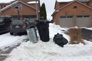 Житель Авроры отправил мусор по почте