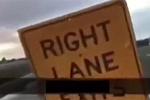 Молодой человек бросил с моста на трассу дорожный знак