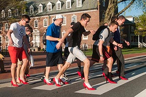 Мужчины пройдут милю на каблуках