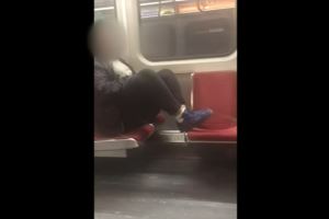 Ноги на сиденьях транспорта это нормально?