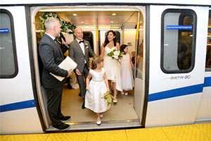 Влюбленные поженились в поезде SkyTrain