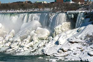 Сильный снегопад движется на Онтарио