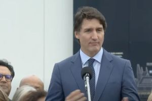 Флаг гордости для детей над Parliament Hill