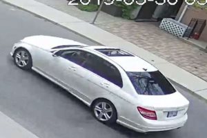 Вооруженный гонщик на белом мерседесе