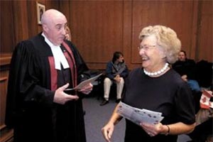 Судья по делам иммиграции обвиняется в мошенничестве