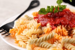 Беженцы получают больше канадцев?