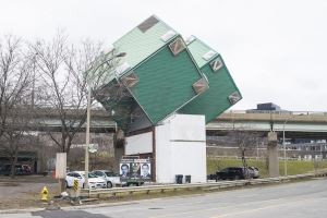 Дом из кубиков продан и не нужен