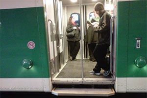 $135 штрафа за задержки дверей