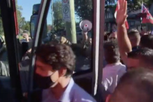 В Онтарио в Джастина Трюдо протестующие кинули камни