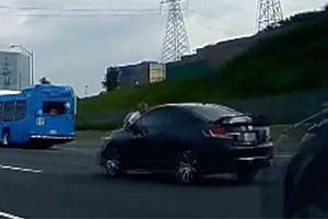 Мужчина прокатился по трассе на капоте