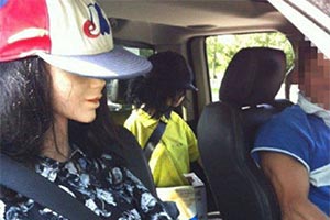 Манекены в машине для проезда по HOV