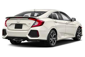 Девушка запрыгнула водителю на сиденье и управляла автомобилем