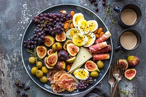 Вирус COVID-19 вынуждает запасаться продуктами на неделю